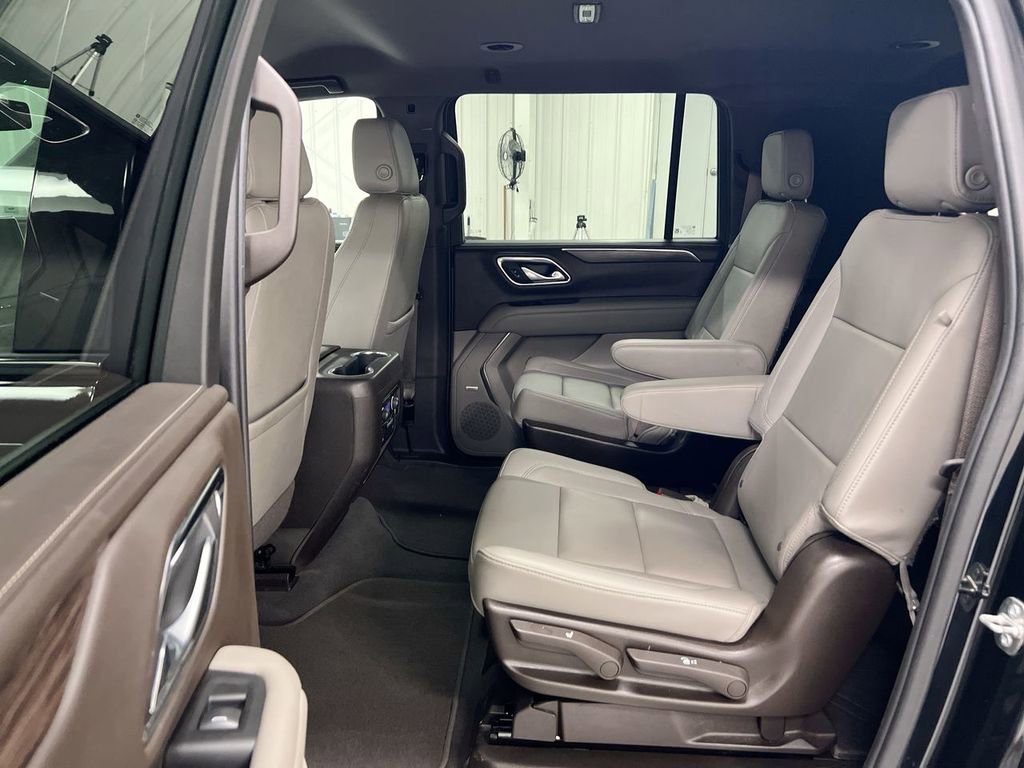 Used 2022 Chevrolet Suburban Z71 w/ Luxury Package image 18