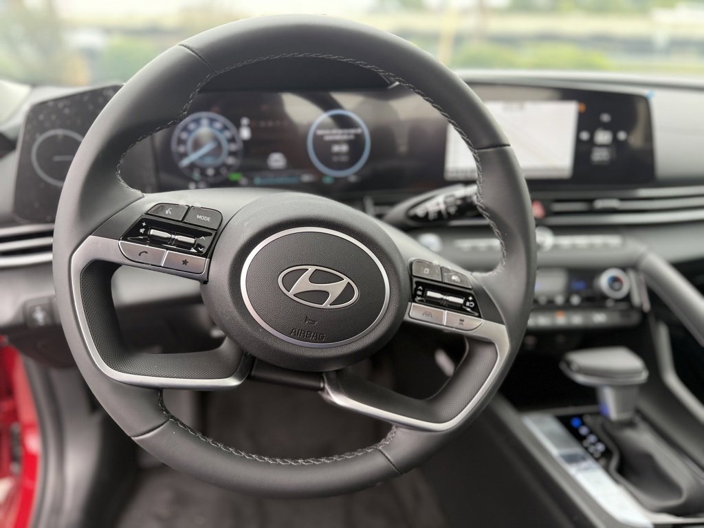 New 2025 Hyundai Elantra Limited image 37