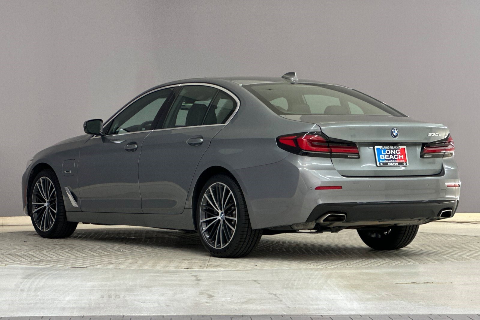 Used 2023 BMW 530e w/ Executive Package RWD image 3