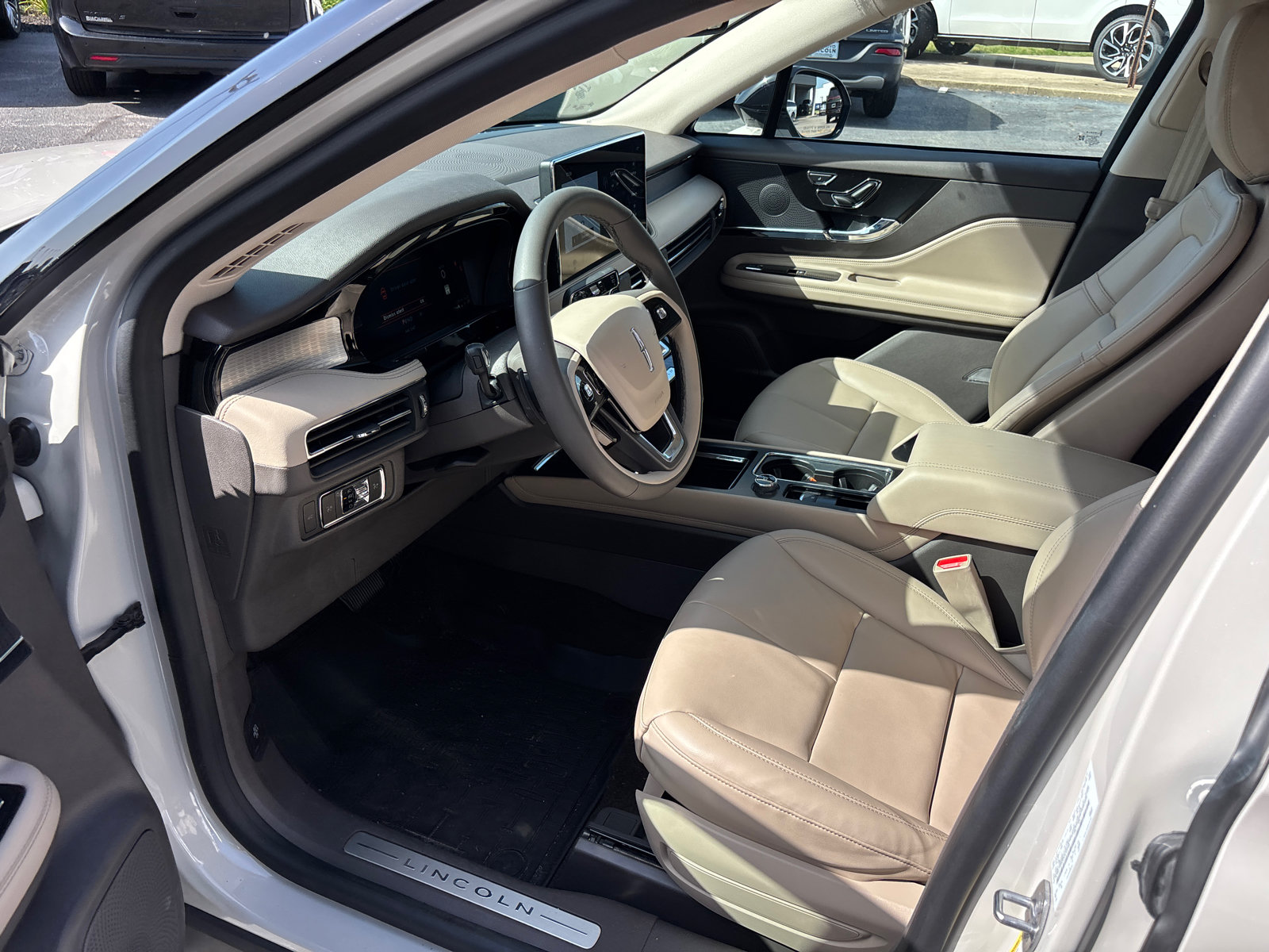 Certified 2023 Lincoln Corsair AWD w/ Rear Removable Package Tray image 24