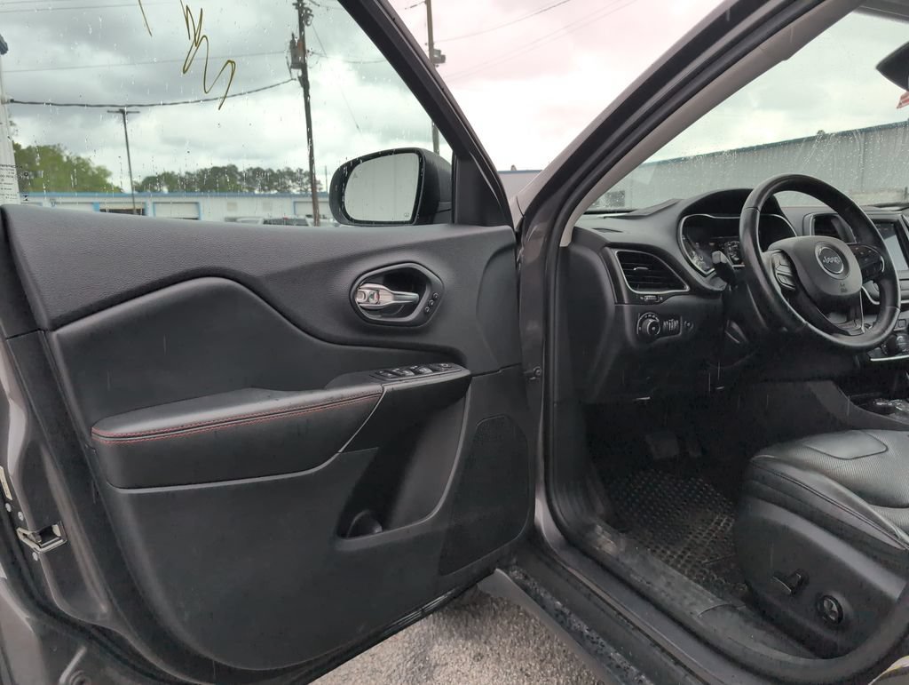 Used 2019 Jeep Cherokee Trailhawk AWD/4WD image 10