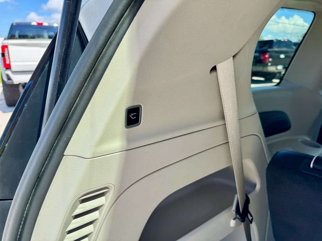 Used 2024 Chrysler Pacifica Touring-L FWD image 18