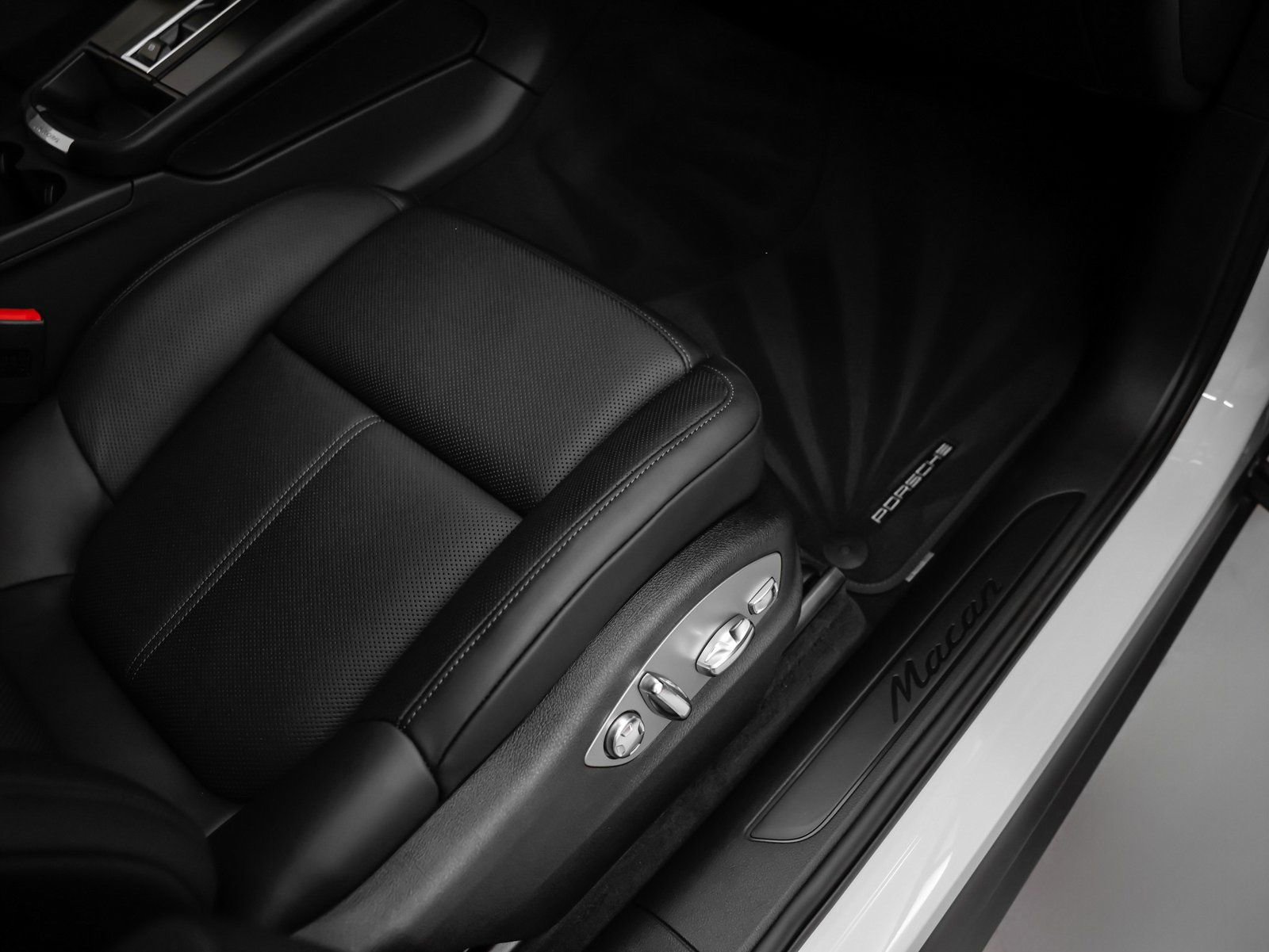 Certified 2025 Porsche Macan AWD/4WD image 16
