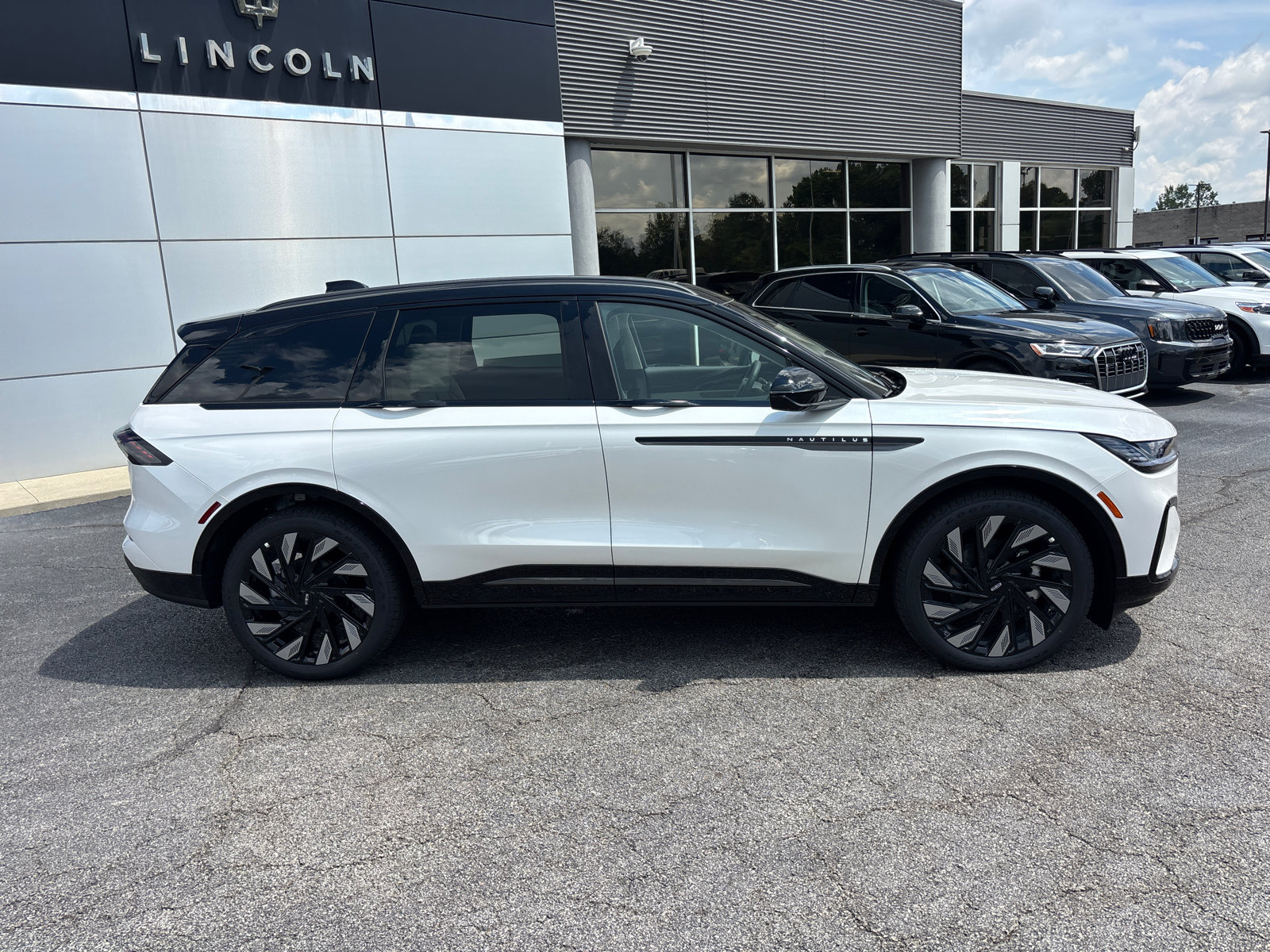 New 2026 Lincoln Nautilus Reserve w/ Jet Appearance Package AWD/4WD image 8