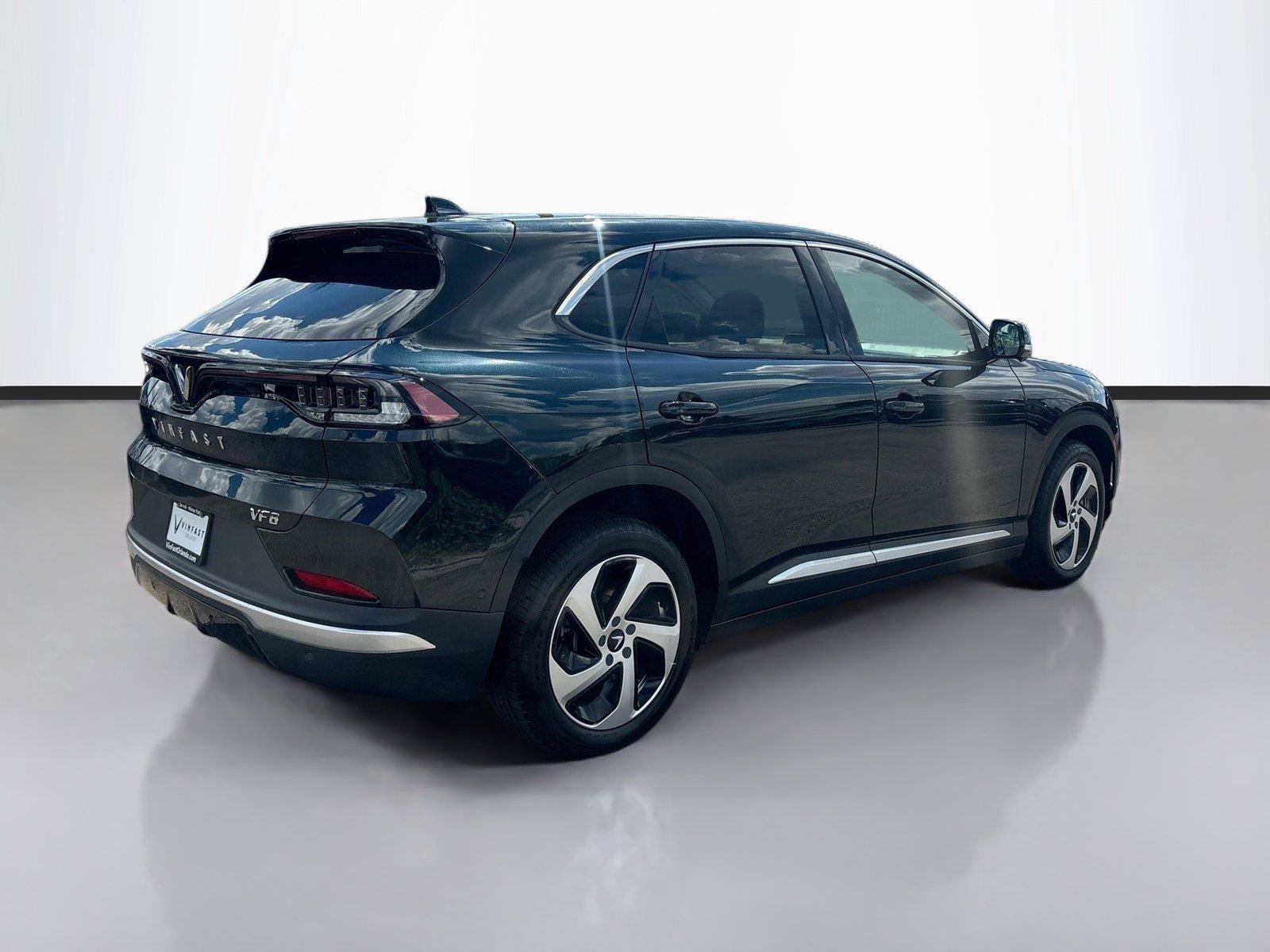 New 2027 VinFast VF 8 Eco AWD/4WD image 7