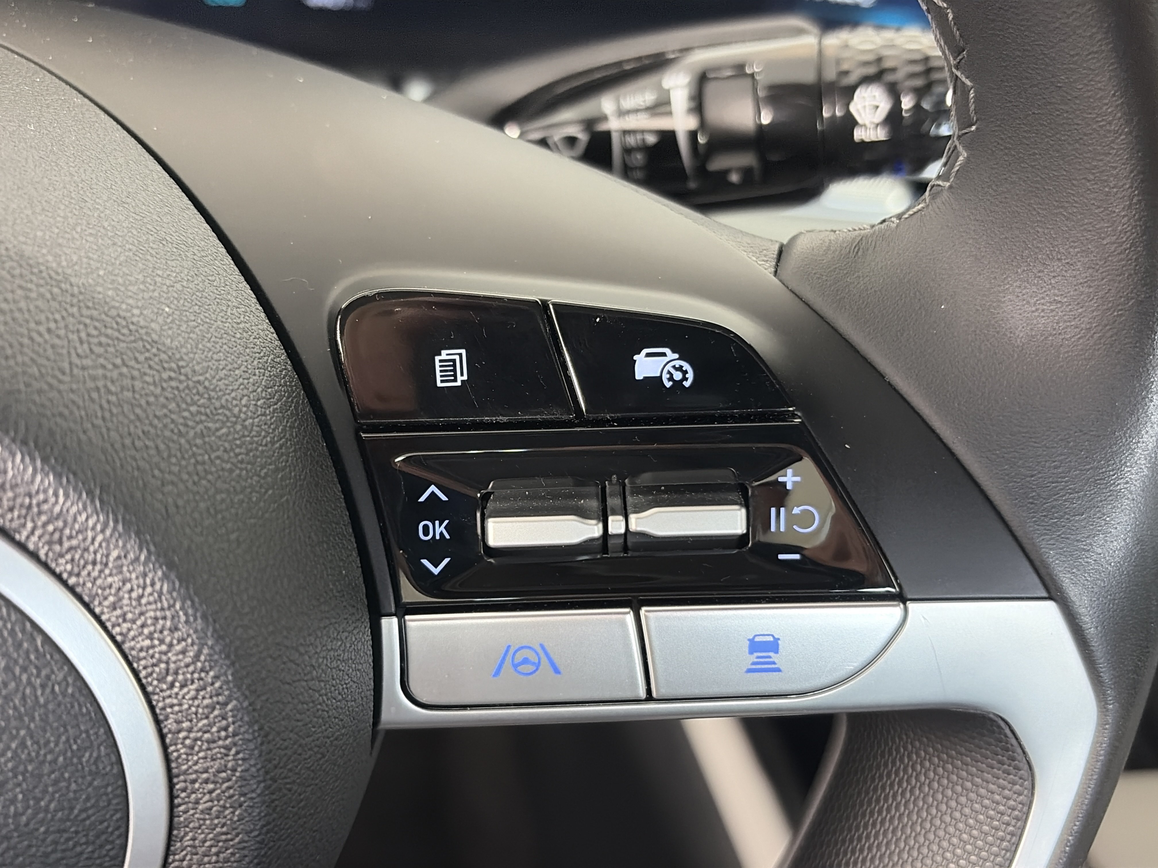 New 2025 Hyundai Elantra Limited FWD image 38