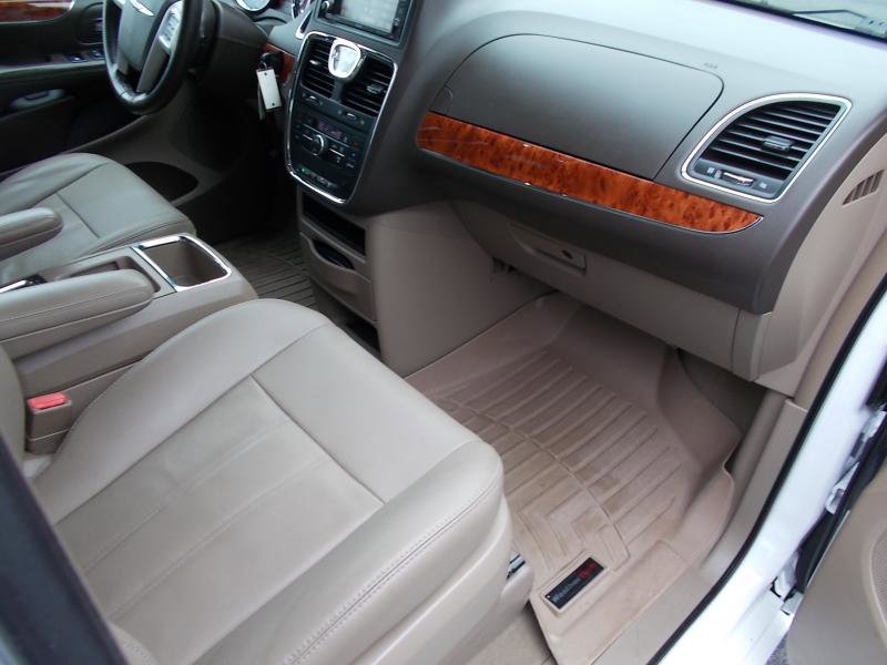 Used 2016 Chrysler Town & Country Touring image 21