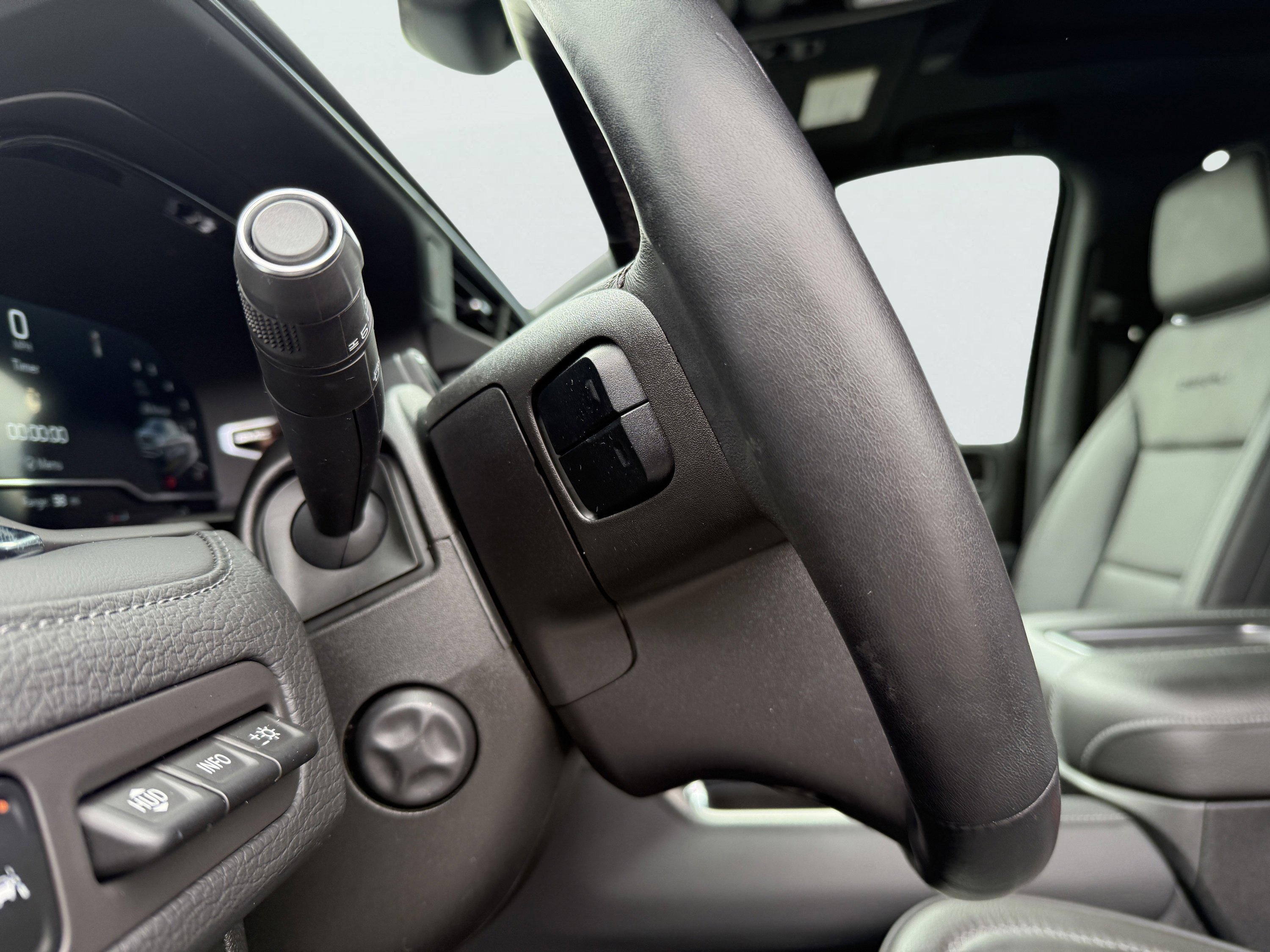 Used 2024 GMC Yukon XL Denali w/ Advanced Technology Package image 36