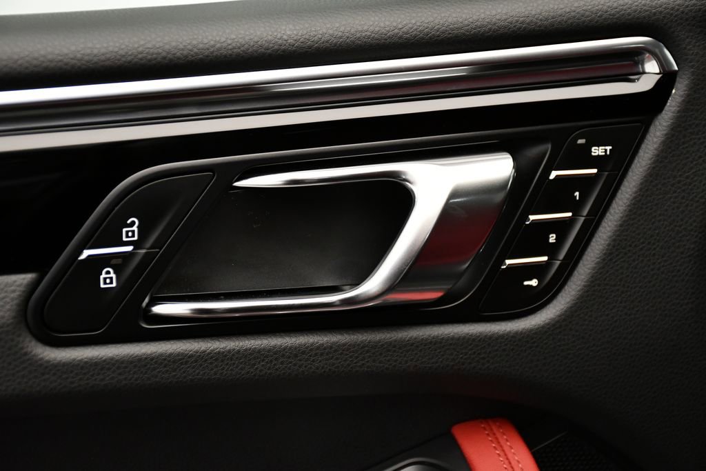 Used 2025 Porsche Macan Turbo image 32