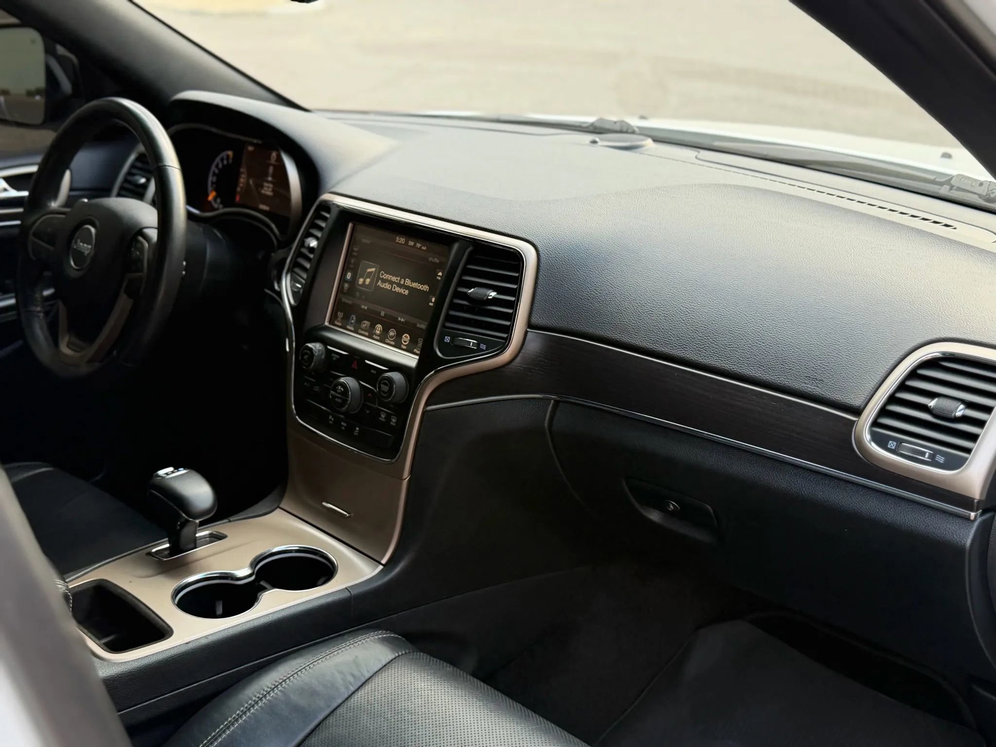 Used 2015 Jeep Grand Cherokee Limited w/ Luxury Group II image 16