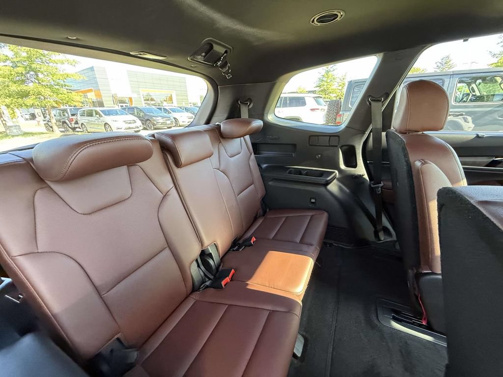 Used 2024 Kia Telluride EX w/ EX Captain's Chair Package AWD/4WD image 18