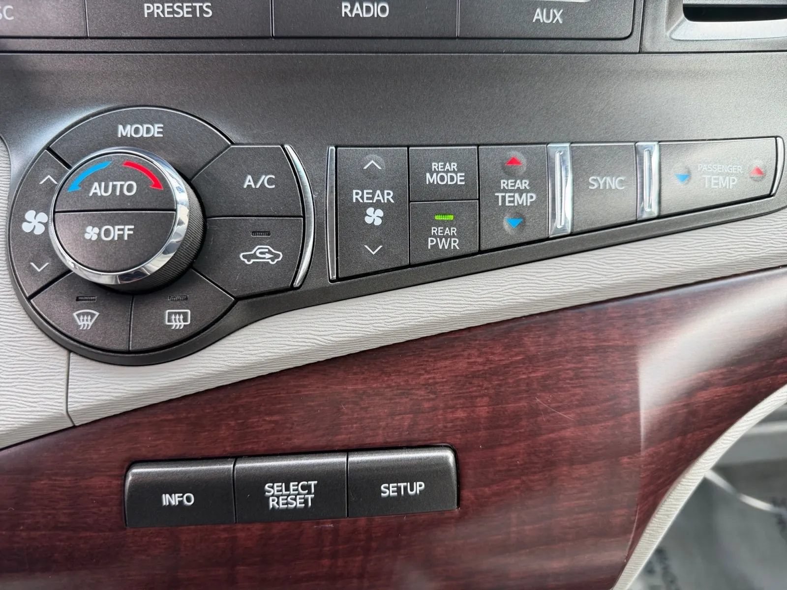 Used 2012 Toyota Sienna XLE w/ Entertainment Pkg FWD image 21