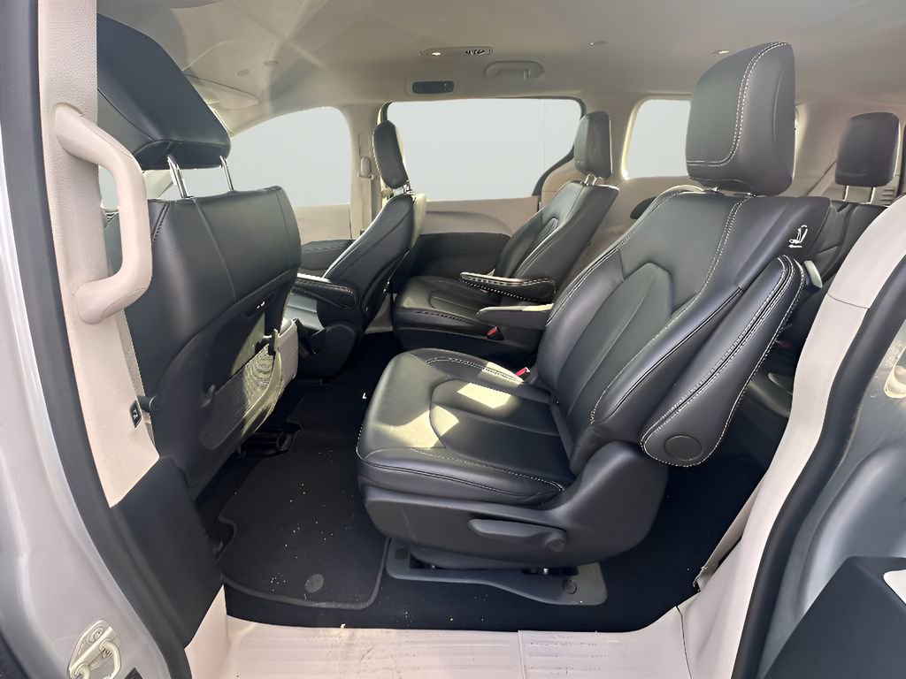 Used 2024 Chrysler Pacifica Select image 22
