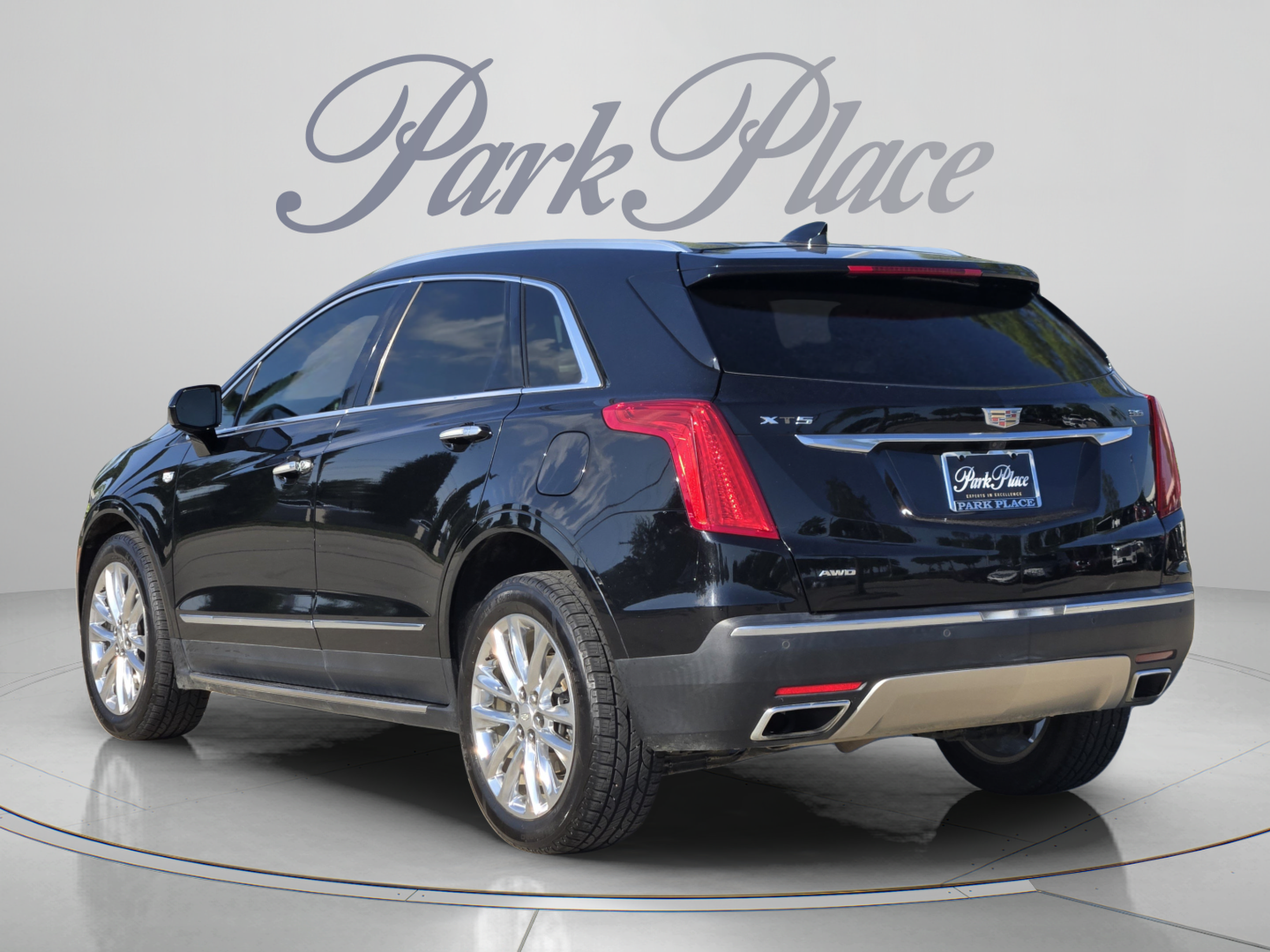 Used 2017 Cadillac XT5 Platinum AWD/4WD image 3