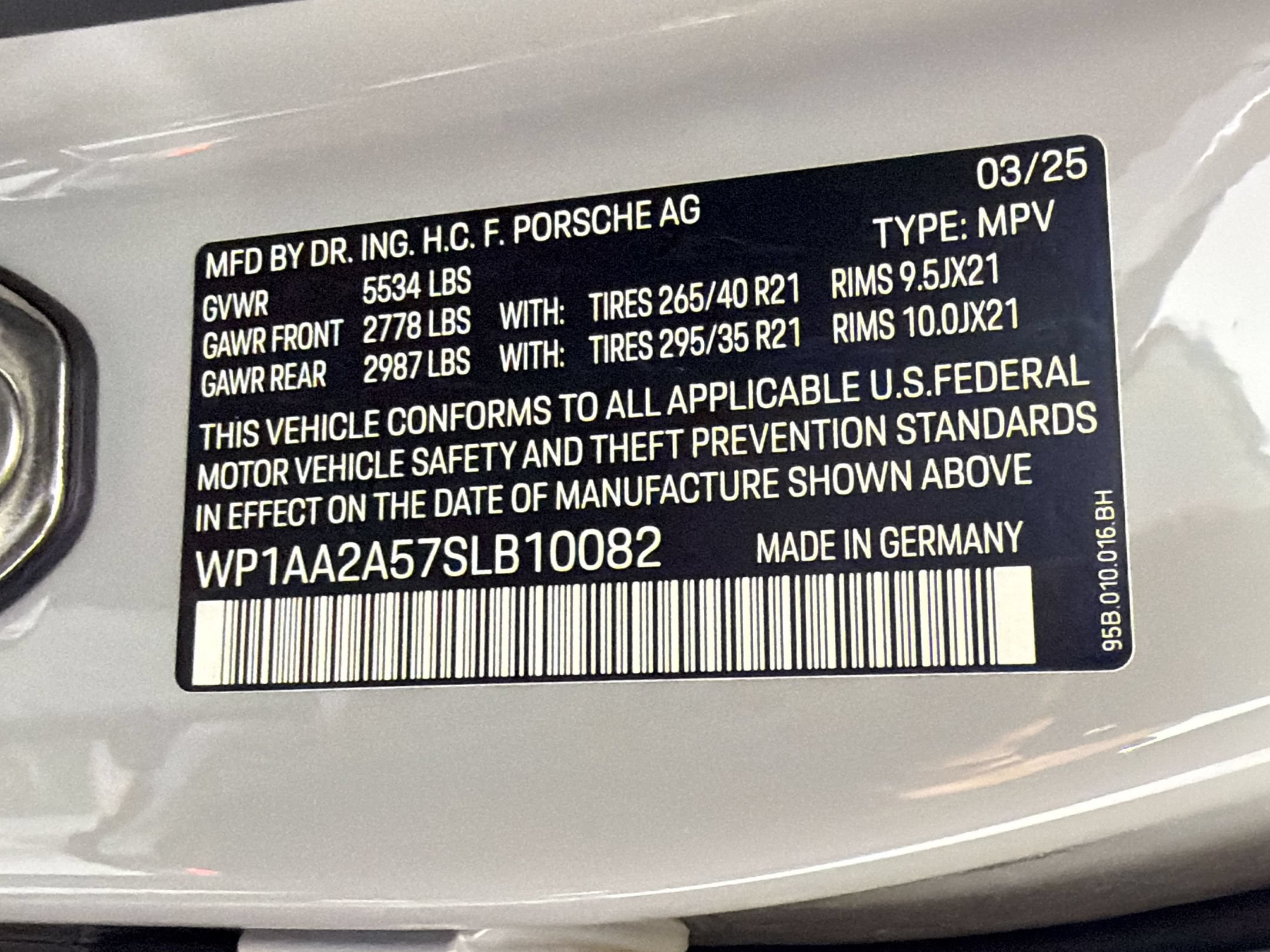 Certified 2025 Porsche Macan AWD/4WD image 22