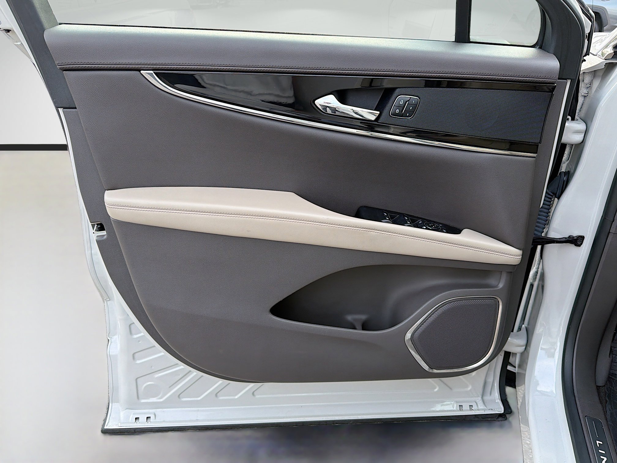 Used 2023 Lincoln Nautilus Reserve image 21