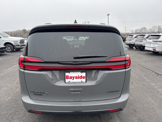 Used 2025 Chrysler Pacifica Limited image 10
