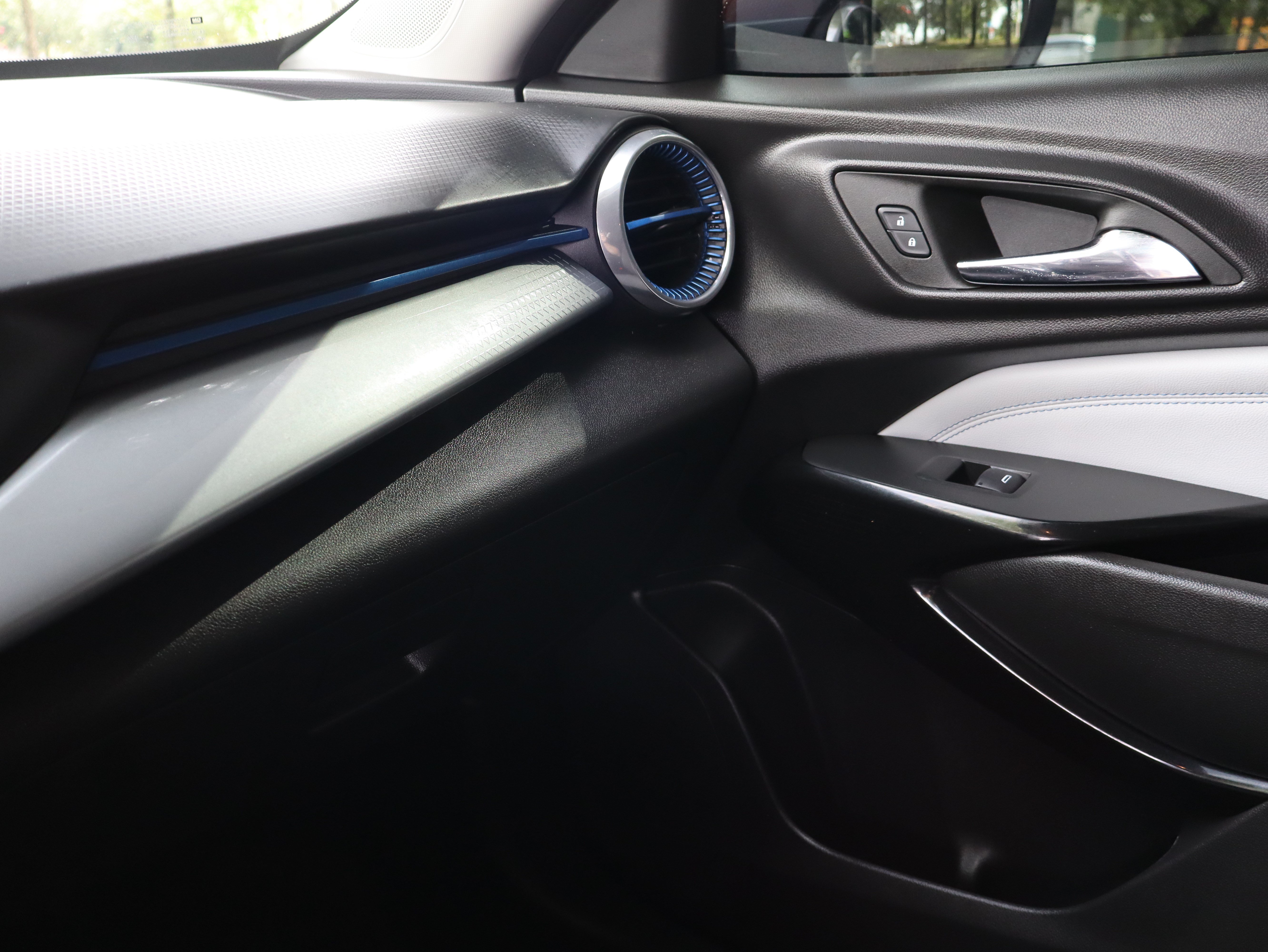 Used 2025 Chevrolet Trax LT w/ Driver Confidence Package FWD image 36
