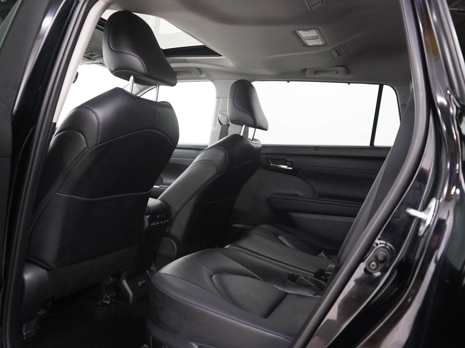 Used 2025 Toyota Highlander XLE AWD/4WD image 19