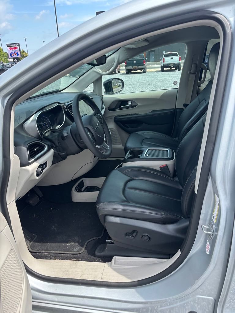 Used 2024 Chrysler Pacifica Touring-L FWD image 9