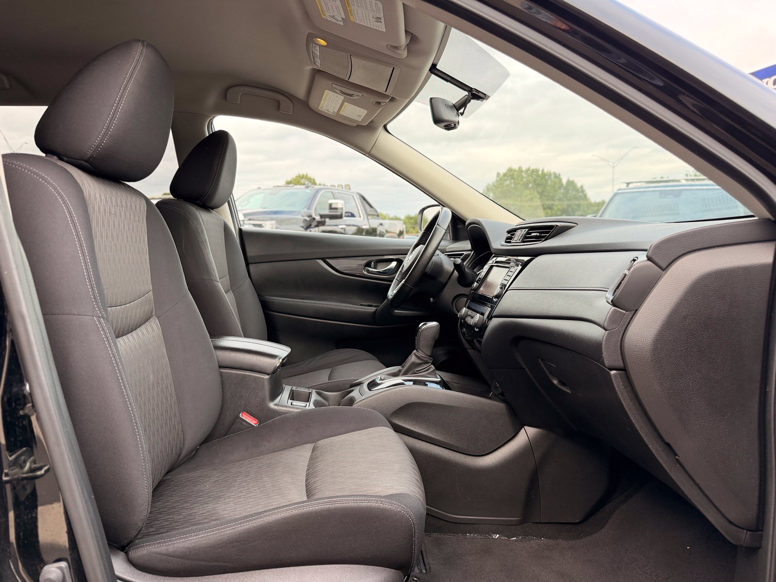 Used 2018 Nissan Rogue SV w/ Premium Package AWD/4WD image 25