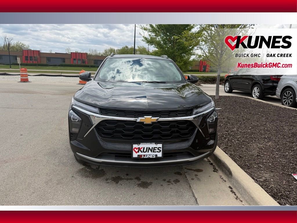 Used 2025 Chevrolet Trax LT w/ LT Convenience Package FWD image 3