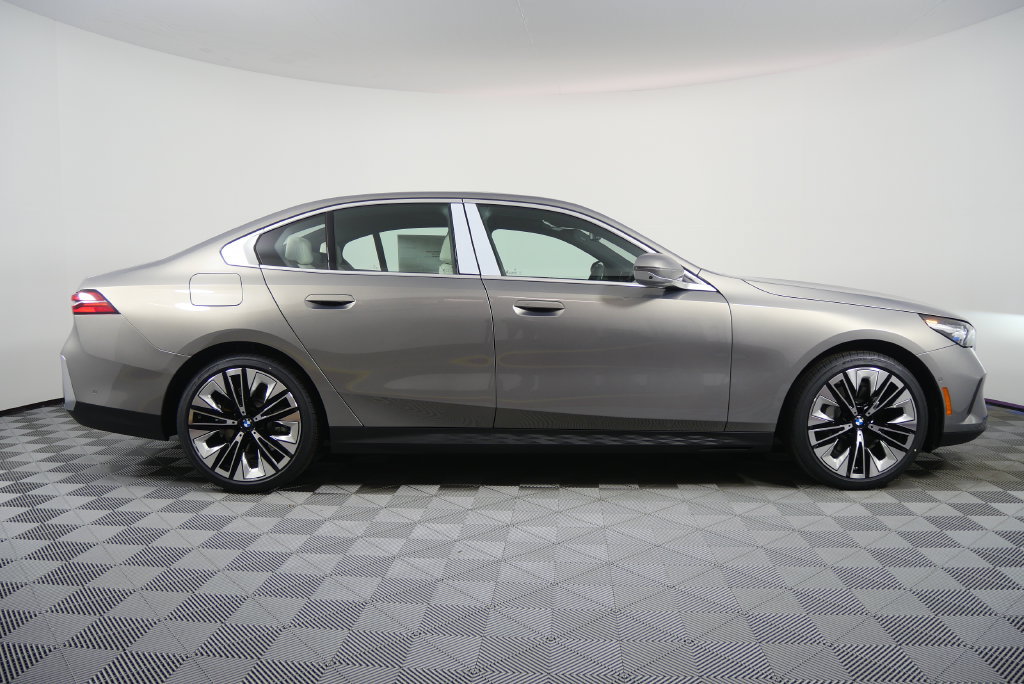 Used 2026 BMW 530i xDrive w/ Premium Package AWD/4WD image 7