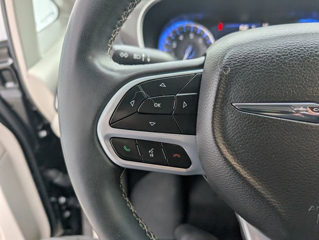 Used 2022 Chrysler Pacifica Touring-L image 11