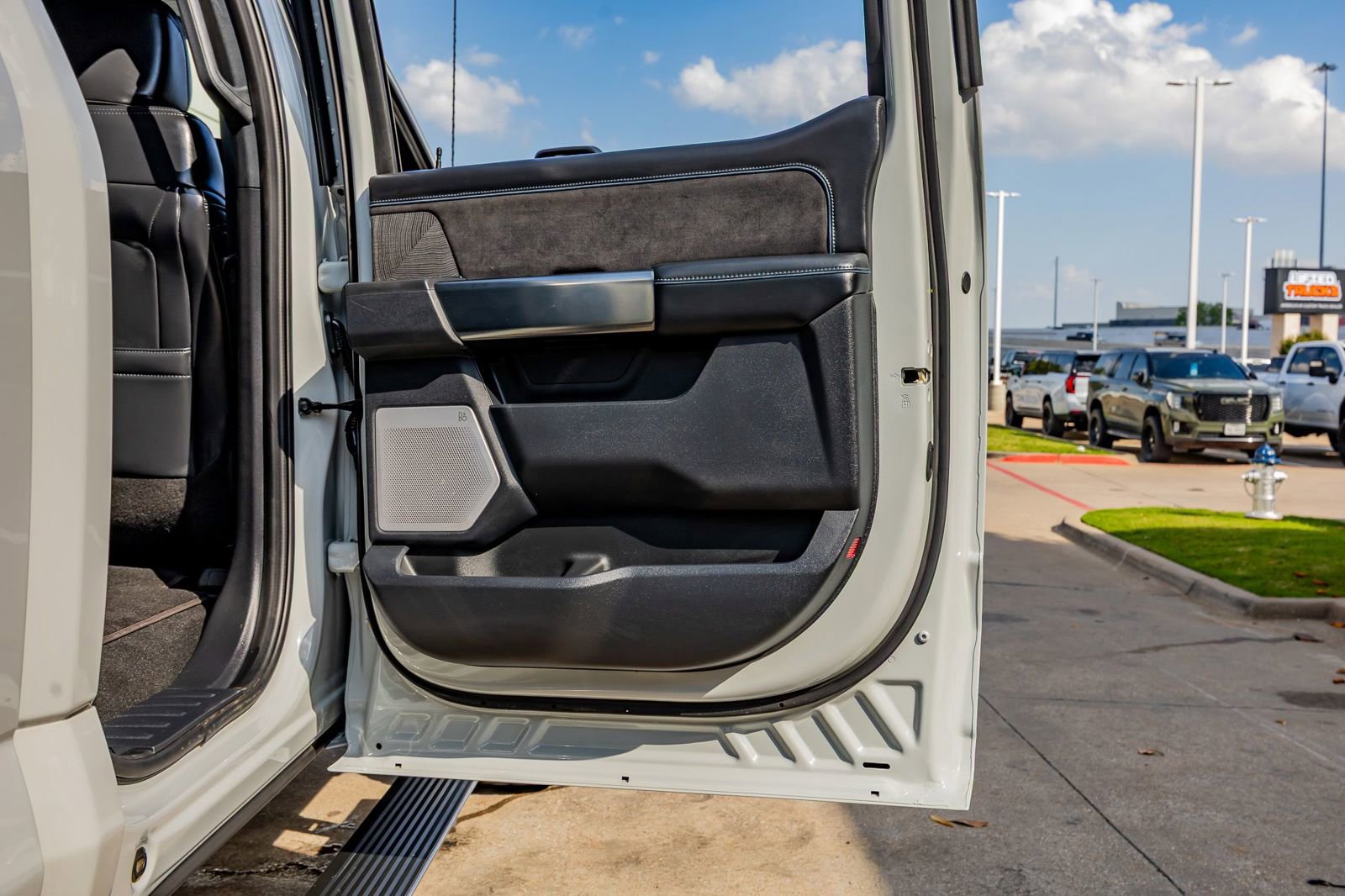 Used 2025 Ford F450 Platinum w/ FX4 Off-Road Package AWD/4WD image 39