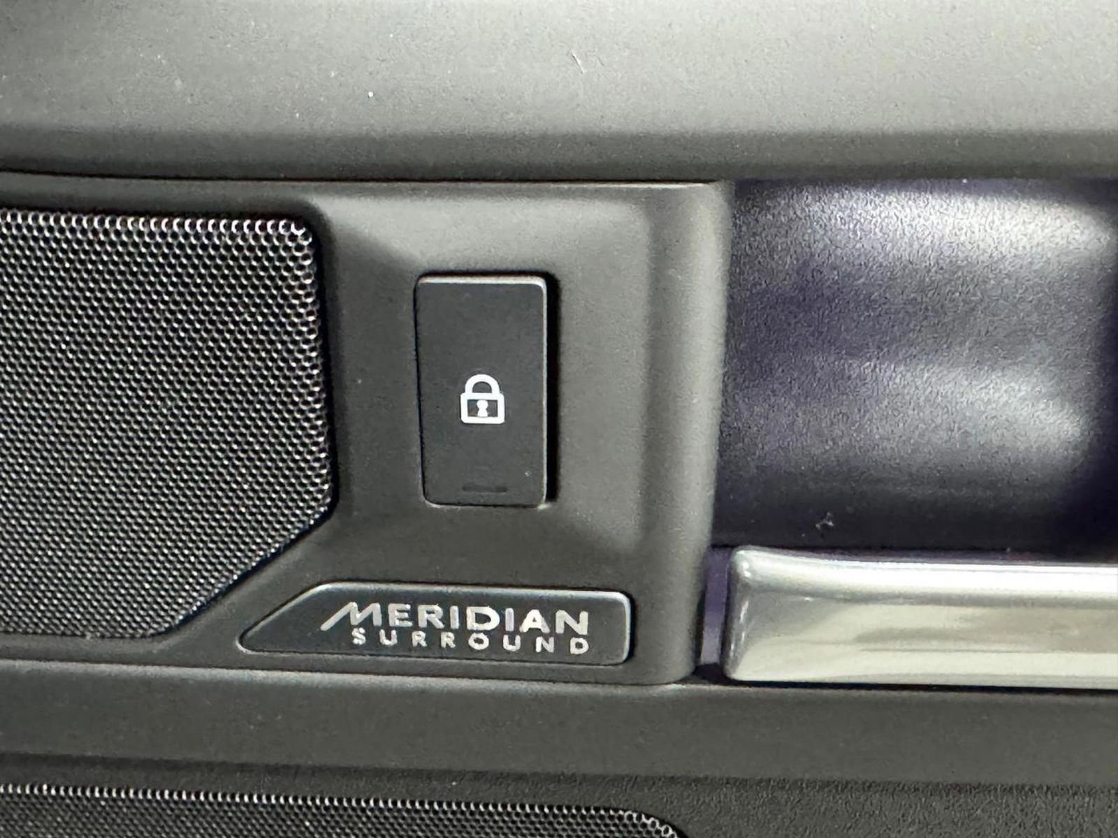 New 2026 Land Rover Defender 130 X-Dynamic SE image 23