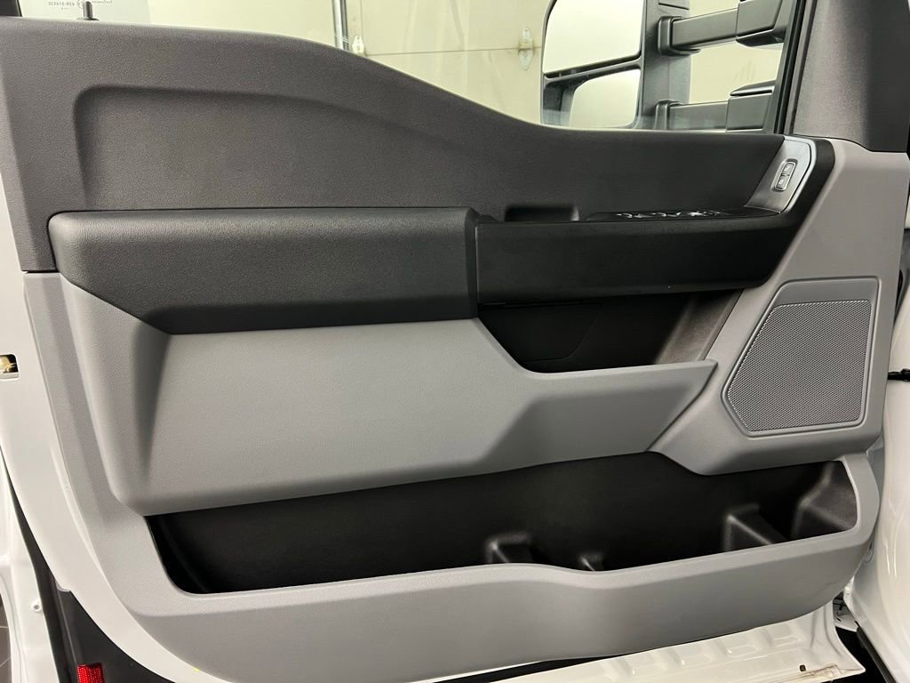 New 2025 Ford F550 4x4 Supercab Super Duty image 28