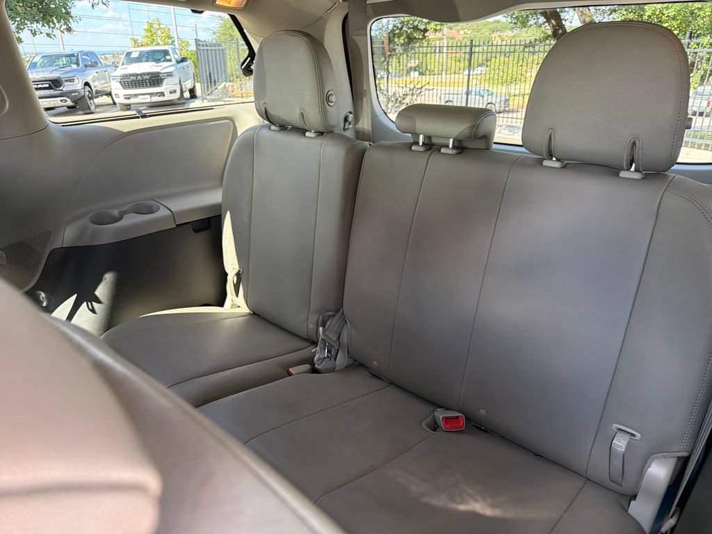 Used 2017 Toyota Sienna XLE w/ XLE Navigation Package FWD image 32