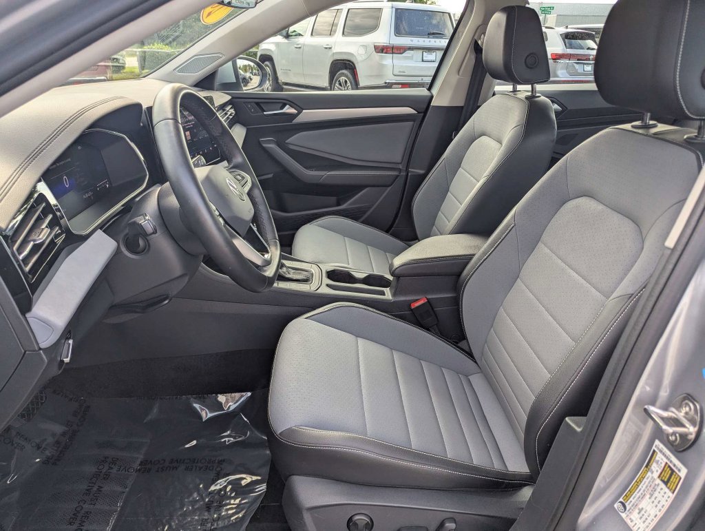 Used 2025 Volkswagen Jetta SE FWD image 18