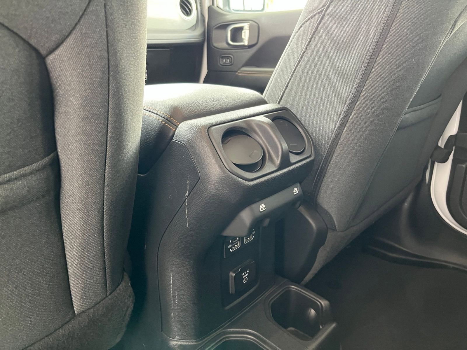 Used 2025 Jeep Wrangler Sahara image 24