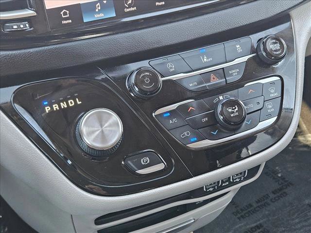 Used 2022 Chrysler Pacifica Touring-L image 16