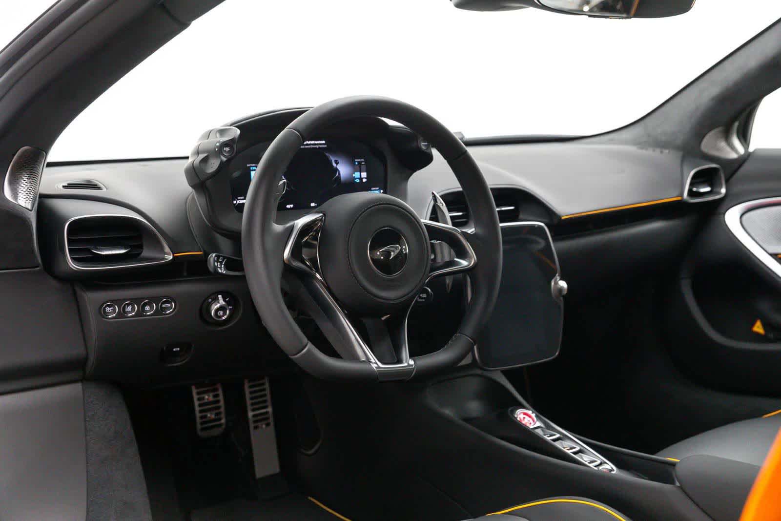 Used 2023 McLaren Artura RWD image 2