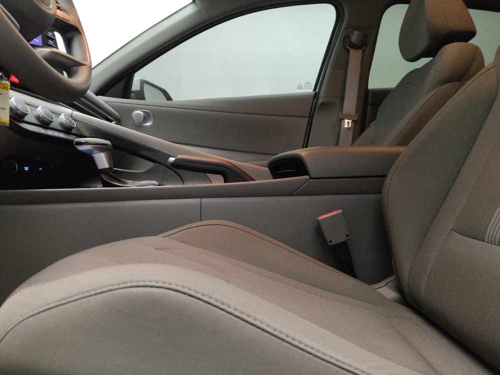 Used 2024 Hyundai Elantra SE FWD image 17