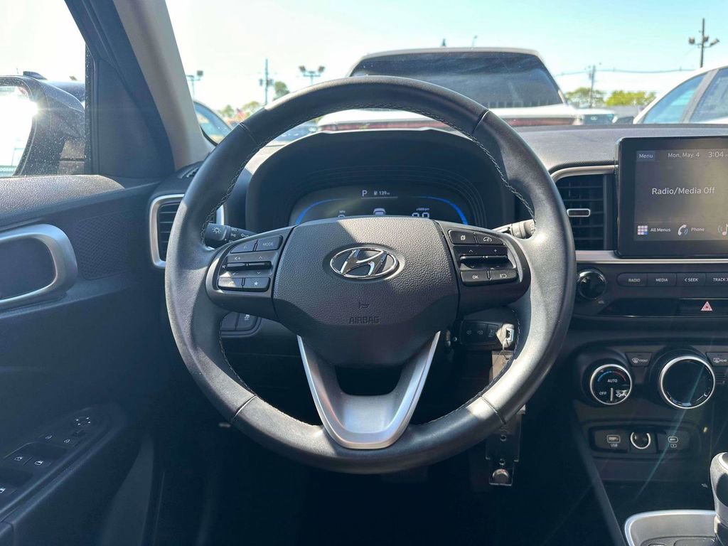 Used 2023 Hyundai Venue SEL FWD image 11