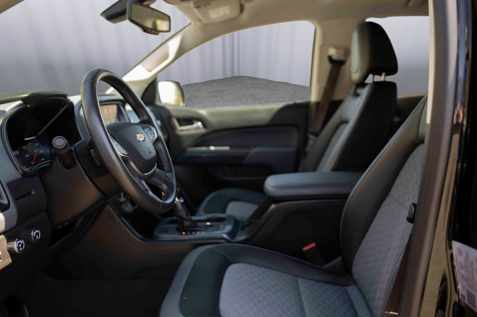 Used 2022 Chevrolet Colorado Z71 w/ Z71 Midnight Edition AWD/4WD image 2