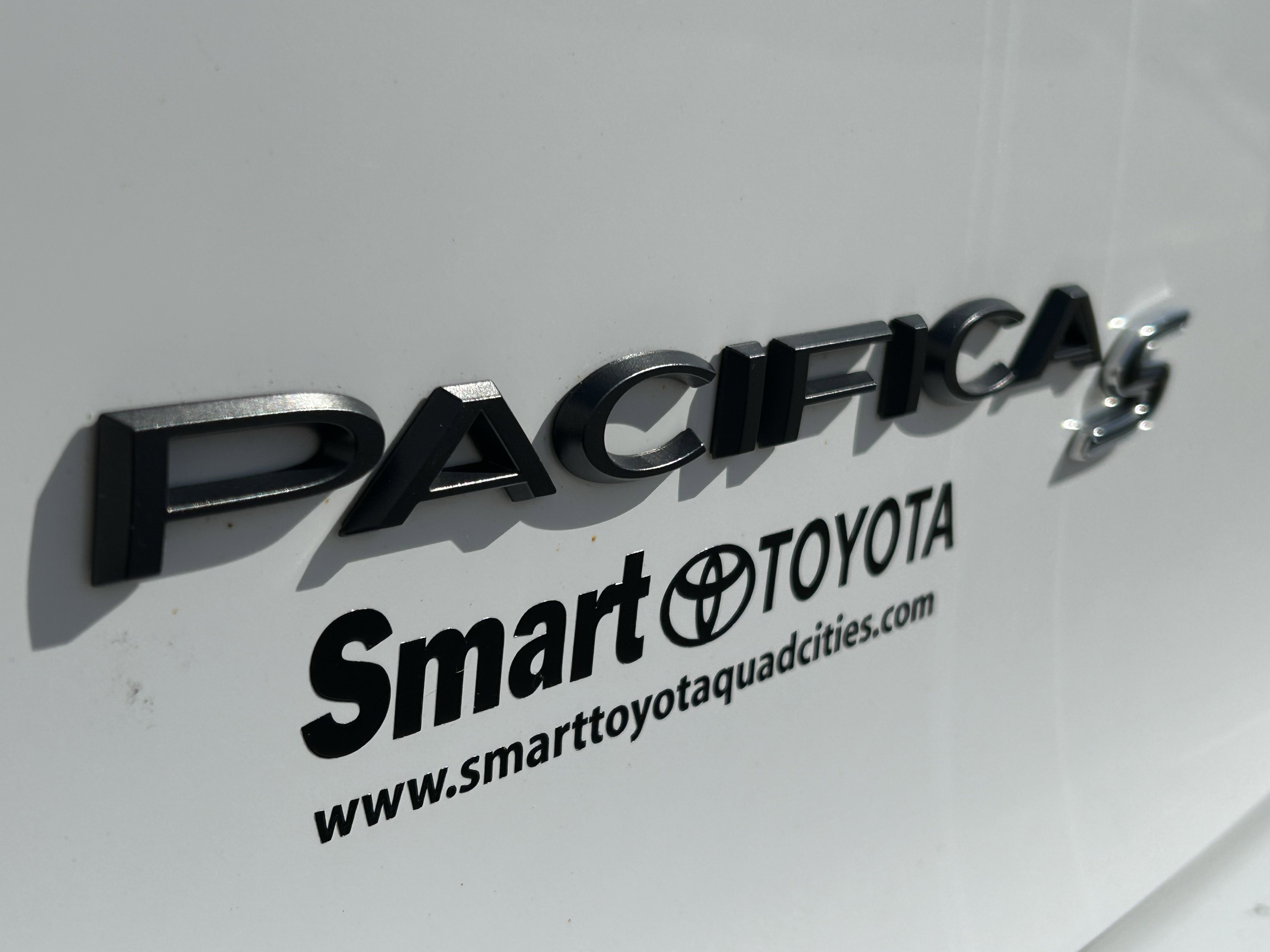 Used 2025 Chrysler Pacifica Limited image 8