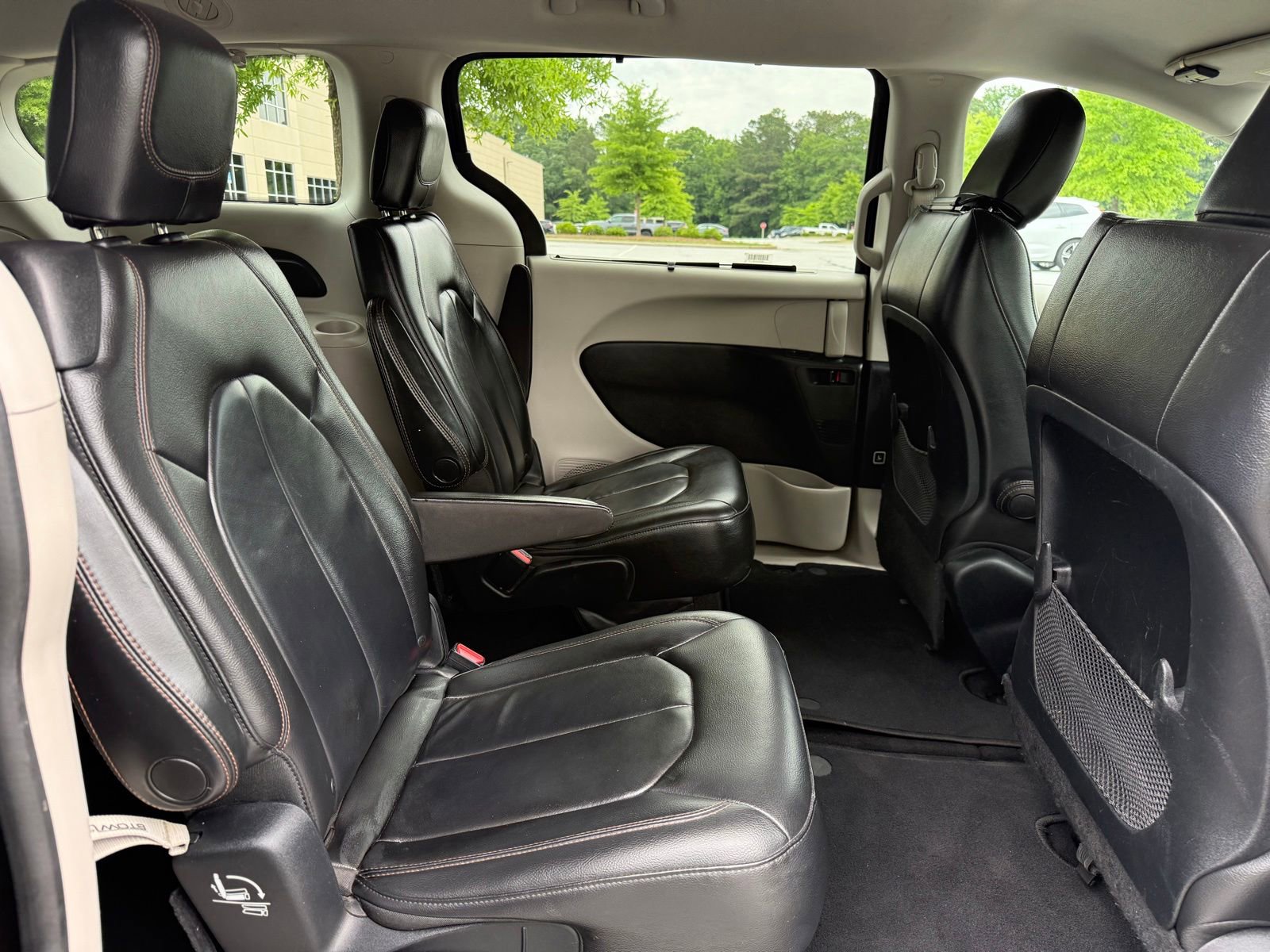 Used 2017 Chrysler Pacifica Touring-L FWD image 39