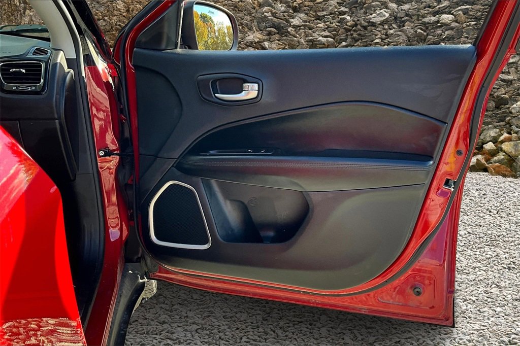 Used 2018 Jeep Compass Latitude image 21