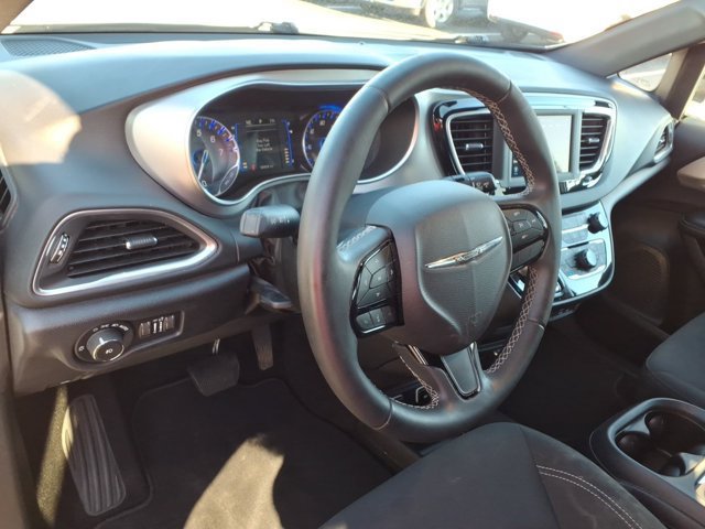 Used 2018 Chrysler Pacifica Touring Plus w/ S Appearance Package FWD image 8