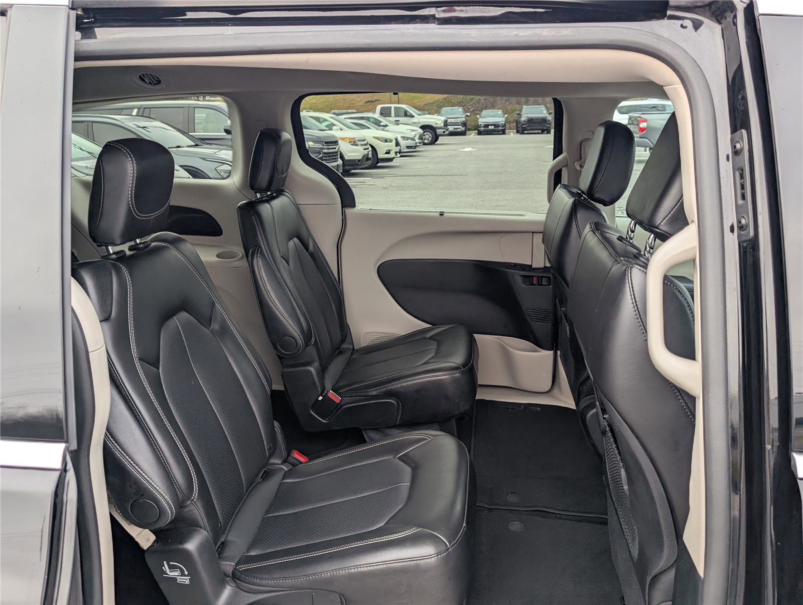 Used 2024 Chrysler Pacifica Touring-L image 11