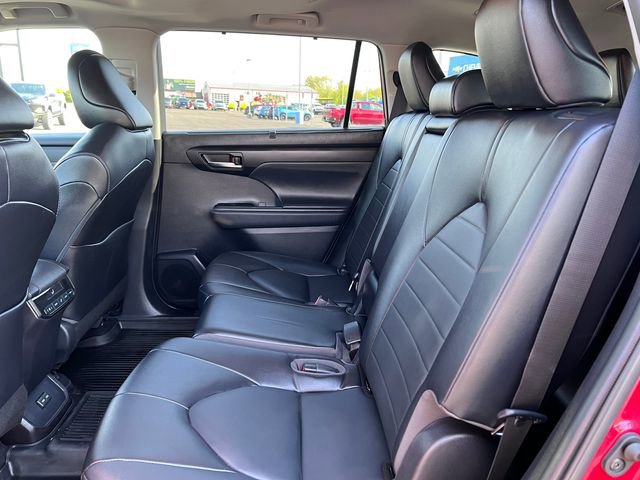 Used 2022 Toyota Highlander XLE AWD/4WD image 5