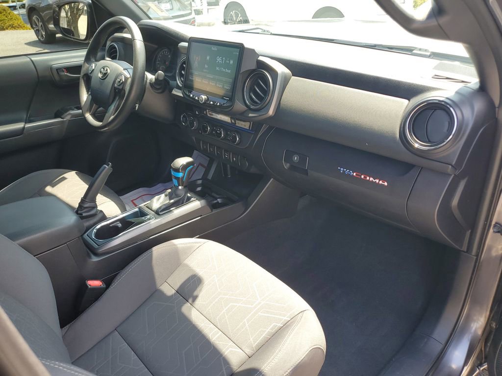 Used 2016 Toyota Tacoma TRD Sport w/ Premium & Technology Package AWD/4WD image 4