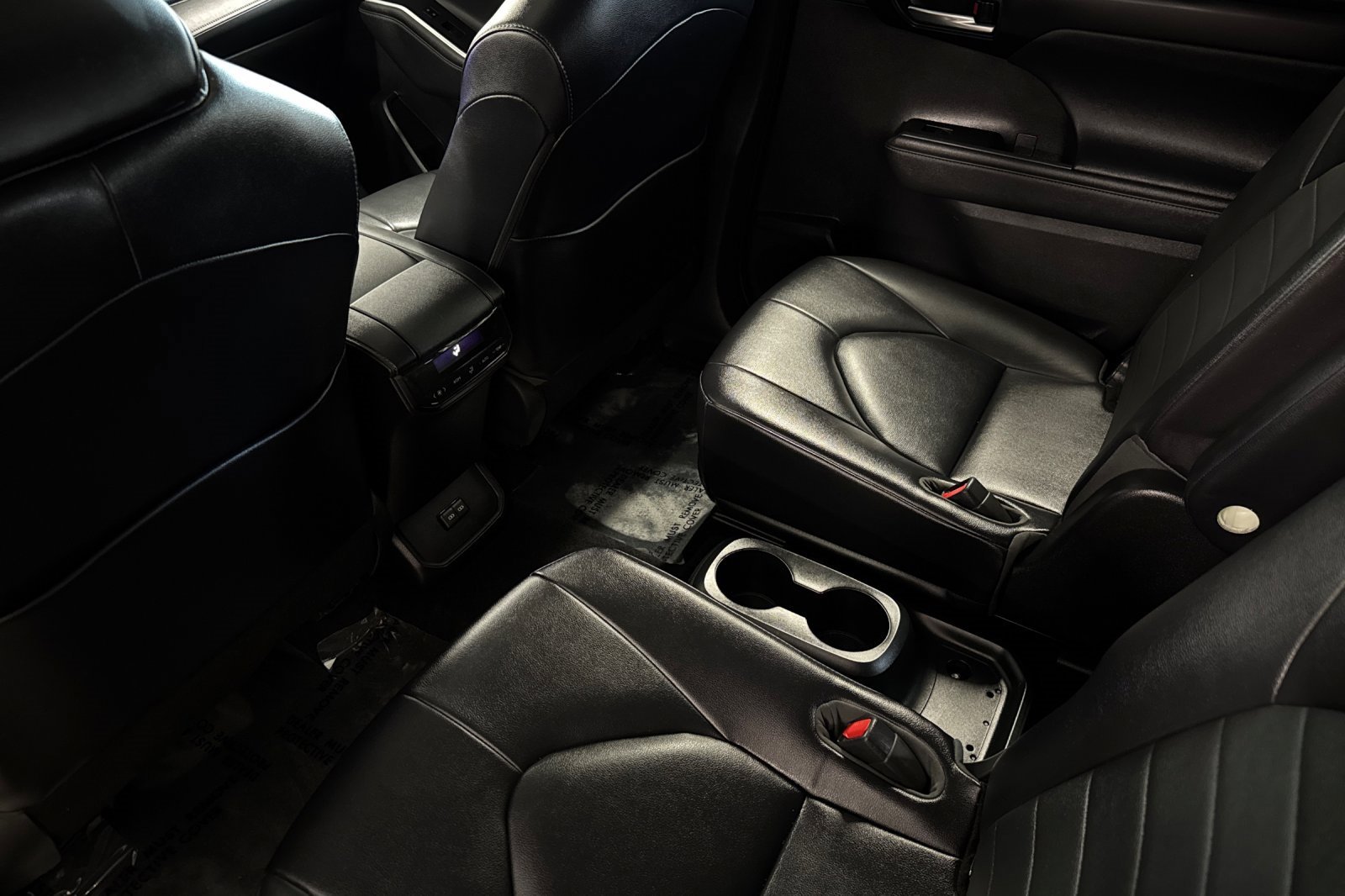 Used 2023 Toyota Highlander XLE image 12