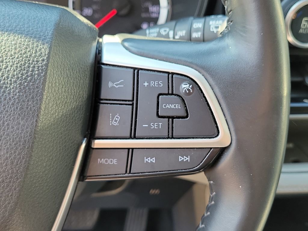 Used 2022 Toyota Highlander LE image 27