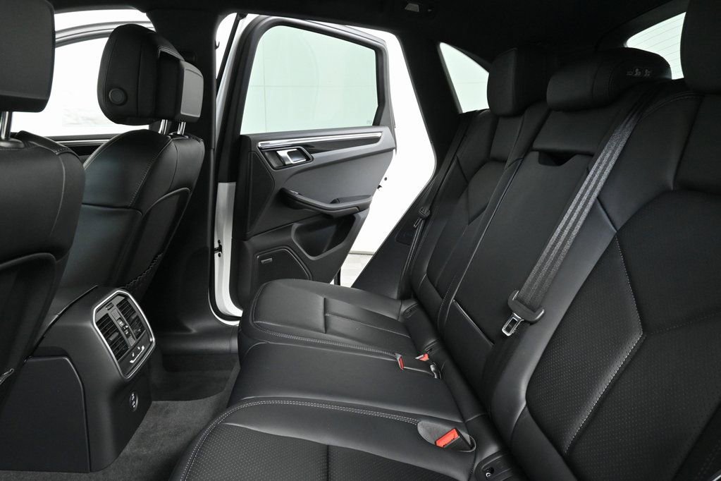 Certified 2025 Porsche Macan image 16
