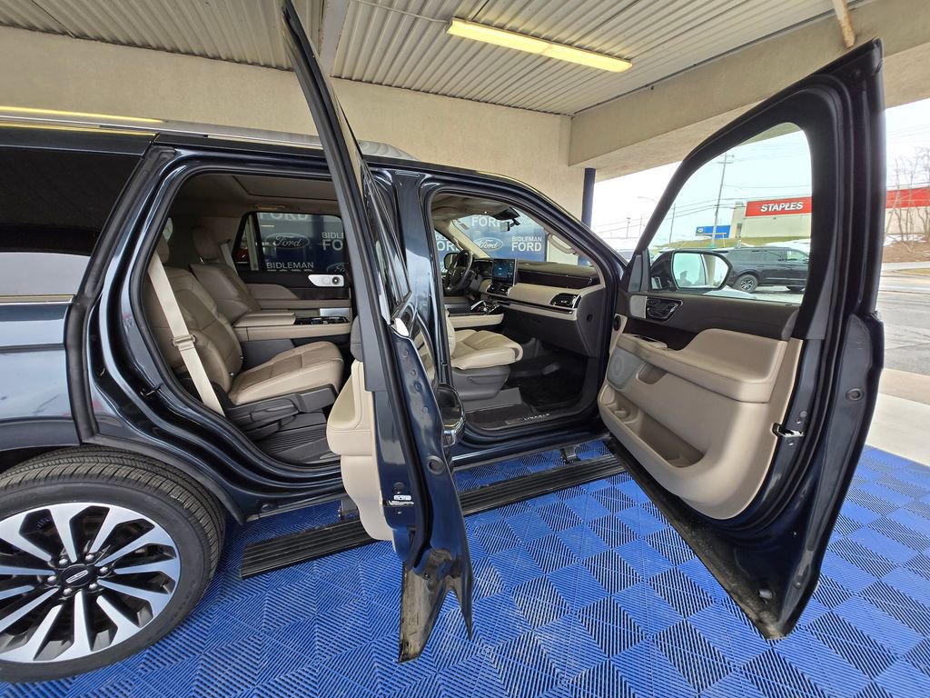 Used 2022 Lincoln Navigator Reserve image 32